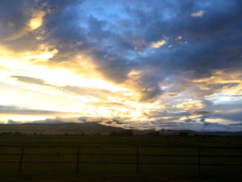 Romantic Cabin Getaway Along the Madison River in Ennis, Montana in Ennisa (MT)