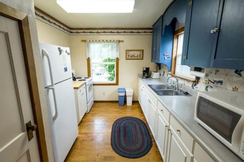 Riverfront Cabin Rental for Four near Crater Lake National Forest, Oregon in Chiloquin