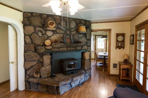 Riverfront Cabin Rental for Four near Crater Lake National Forest, Oregon in Chiloquin