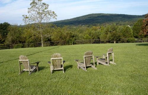 Pre-Civil War Servants' Cottage on Huge Horse and Cattle Farm near Charlottesville, Virginia in กอร์ดอนวิลล์ (VA)