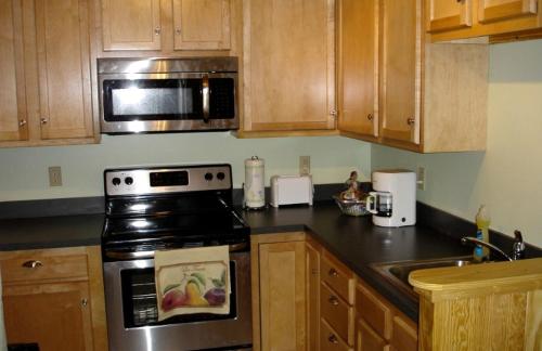 Pre-Civil War Servants' Cottage on Huge Horse and Cattle Farm near Charlottesville, Virginia in กอร์ดอนวิลล์ (VA)