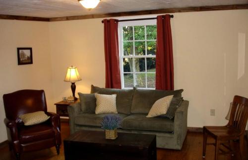 Pre-Civil War Servants' Cottage on Huge Horse and Cattle Farm near Charlottesville, Virginia in กอร์ดอนวิลล์ (VA)
