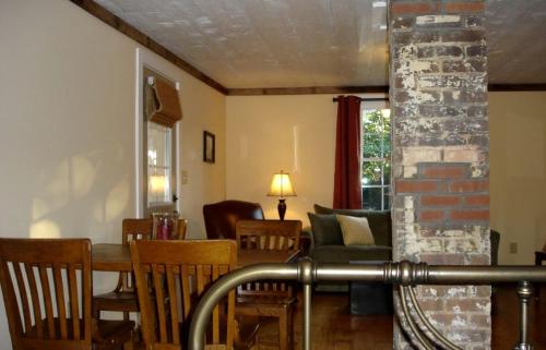 Pre-Civil War Servants' Cottage on Huge Horse and Cattle Farm near Charlottesville, Virginia in กอร์ดอนวิลล์ (VA)