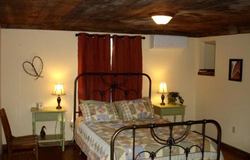 Pre-Civil War Servants' Cottage on Huge Horse and Cattle Farm near Charlottesville, Virginia in กอร์ดอนวิลล์ (VA)