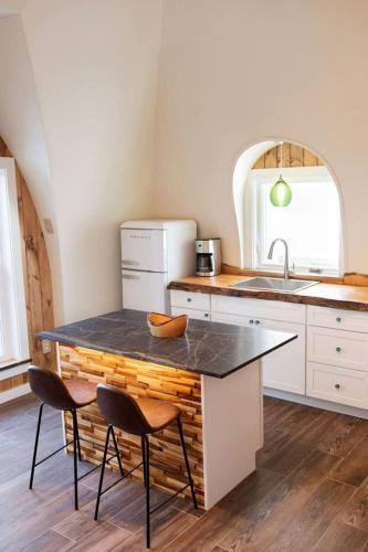 Luxurious and Carbon Neutral Hobbit House with Private Hot Tub in Springvale, Maine, Perfect for a R in 桑福德 (ME)