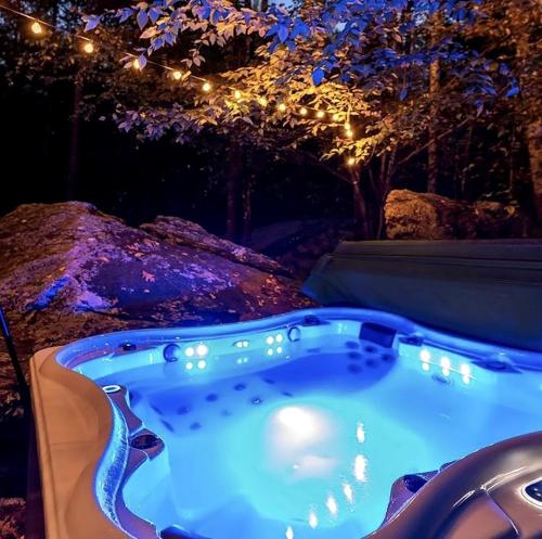 熱水浴缸, Luxurious and Carbon Neutral Hobbit House with Private Hot Tub in Springvale, Maine, Perfect for a R in 桑福德 (ME)