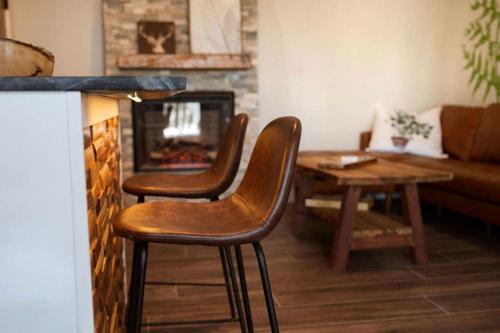 Luxurious and Carbon Neutral Hobbit House with Private Hot Tub in Springvale, Maine, Perfect for a R in 桑福德 (ME)