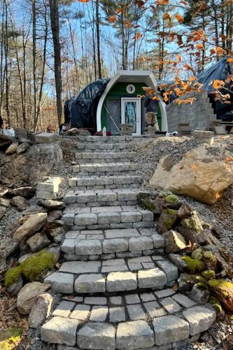 Luxurious and Carbon Neutral Hobbit House with Private Hot Tub in Springvale, Maine, Perfect for a R in 桑福德 (ME)