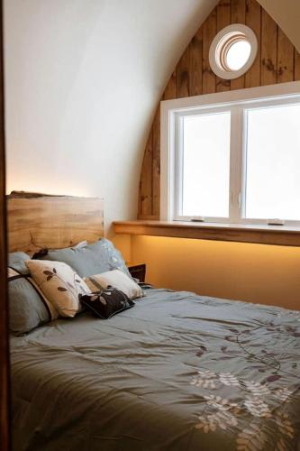 Luxurious and Carbon Neutral Hobbit House with Private Hot Tub in Springvale, Maine, Perfect for a R in 桑福德 (ME)