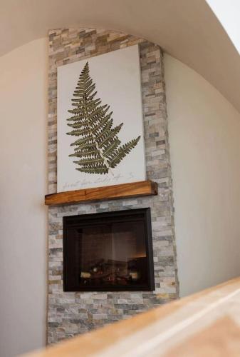 Luxurious and Carbon Neutral Hobbit House with Private Hot Tub in Springvale, Maine, Perfect for a R in 桑福德 (ME)