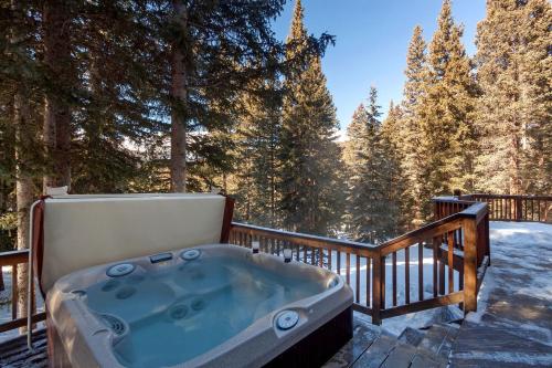 Hot tub, Mountain Cottage Near Skiing, Hiking and Mountain Biking in Arapaho National Forest in Blue River