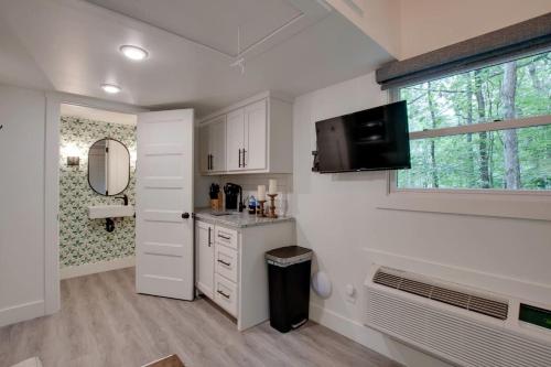 Sweet Tiny House Nestled Among the Towering Trees in Alabama in Guntersville (Alabama)