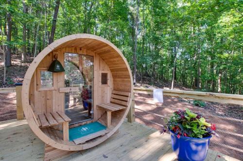 Sweet Tiny House Nestled Among the Towering Trees in Alabama in Guntersville (Alabama)