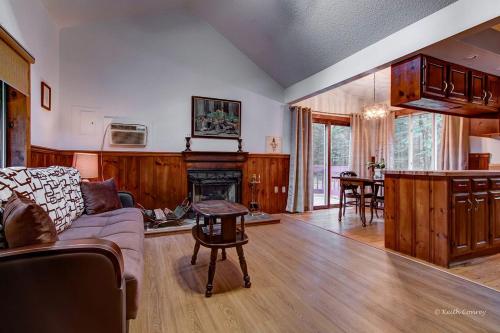 Private Cabin Rental with Wood-Burning Fireplace in Canadensis, Pennsylvania in 卡纳登西斯