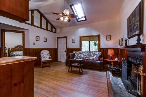 Private Cabin Rental with Wood-Burning Fireplace in Canadensis, Pennsylvania in 卡纳登西斯