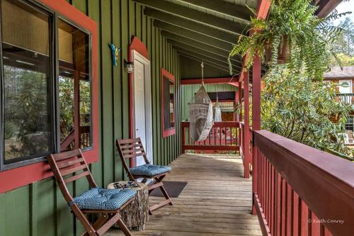 Private Cabin Rental with Wood-Burning Fireplace in Canadensis, Pennsylvania in 卡纳登西斯