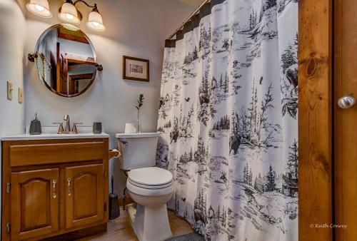 Private Cabin Rental with Wood-Burning Fireplace in Canadensis, Pennsylvania in 卡纳登西斯