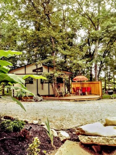 Cozy Wood Shed Tiny House Near Old Hickory Lake w/ Full Kitchen, Fire Pit & Breakfast in Gallatin (Tennessee)