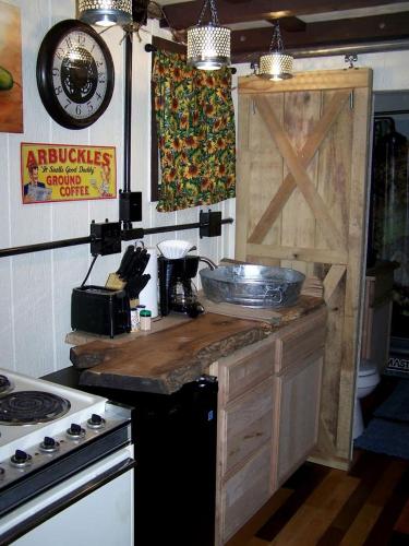 Cozy Wood Shed Tiny House Near Old Hickory Lake w/ Full Kitchen, Fire Pit & Breakfast in Gallatin (Tennessee)