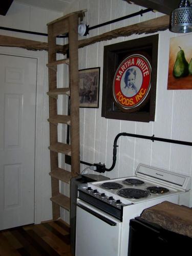 Cozy Wood Shed Tiny House Near Old Hickory Lake w/ Full Kitchen, Fire Pit & Breakfast in Gallatin (Tennessee)