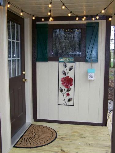 Cozy Wood Shed Tiny House Near Old Hickory Lake w/ Full Kitchen, Fire Pit & Breakfast in Gallatin (Tennessee)