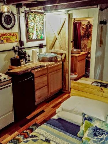 Cozy Wood Shed Tiny House Near Old Hickory Lake w/ Full Kitchen, Fire Pit & Breakfast in Gallatin (Tennessee)