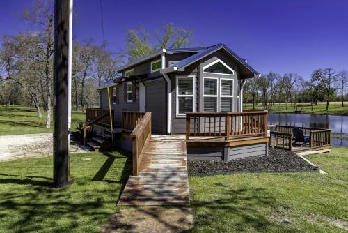 Intimate Chic Cabin Suitable for Four with Private Deck in Texas, Emory