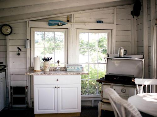 Off-The-Grid Cottage Rental with Beautiful Views on Crow Island, Maine in Georgetown (ME)