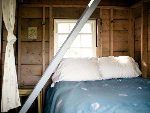 Off-The-Grid Cottage Rental with Beautiful Views on Crow Island, Maine in Georgetown (ME)