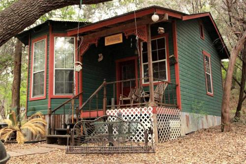 Rustic Victorian-Style Cottage Rental with Clawfoot Bathtub on Hamilton Creek, Texas