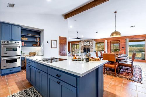 Impressive Modern Cabin with Beautiful Interior and Exterior in Ingram, Texas in Хант