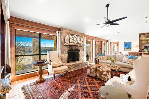 Impressive Modern Cabin with Beautiful Interior and Exterior in Ingram, Texas in Хант