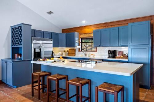 Impressive Modern Cabin with Beautiful Interior and Exterior in Ingram, Texas in Хант