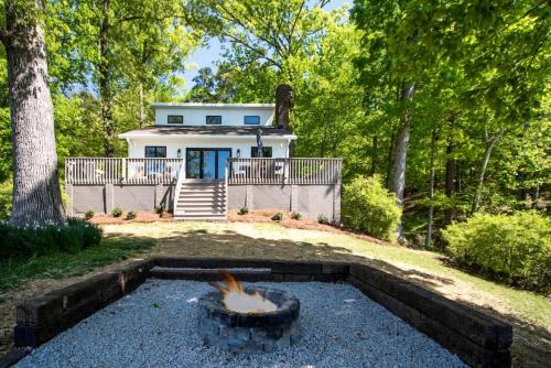 Embrace Nature in this Lakefront Cottage with Fire Pit in Charlotte, North Carolina, Lake Wylie