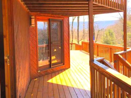 Stunning Cabin Rental with a Hot Tub Overlooking Fishing Creek near Sproul State Forest, Pennsylvani in Clintondale (PA)