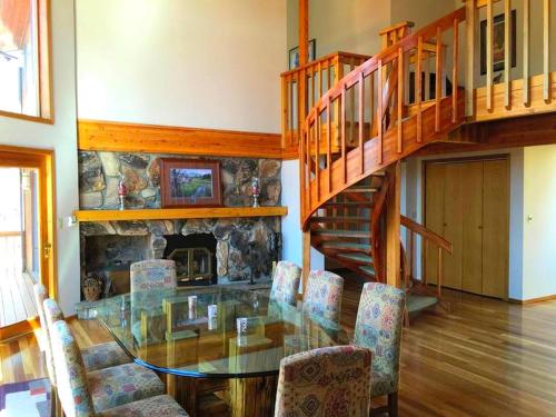 Stunning Cabin Rental with a Hot Tub Overlooking Fishing Creek near Sproul State Forest, Pennsylvani in Clintondale (PA)