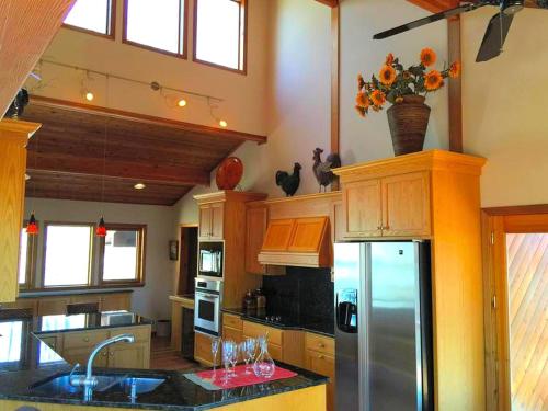 Stunning Cabin Rental with a Hot Tub Overlooking Fishing Creek near Sproul State Forest, Pennsylvani in Clintondale (PA)