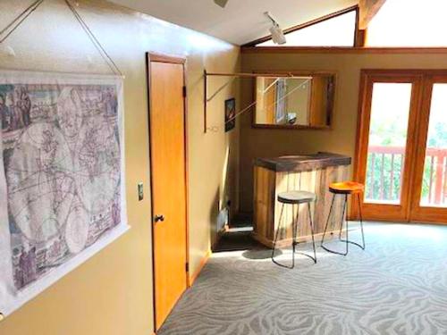 Stunning Cabin Rental with a Hot Tub Overlooking Fishing Creek near Sproul State Forest, Pennsylvani in Clintondale (PA)