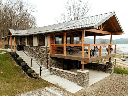 . Modern Spacious Cabin near Tappan Lake with Jacuzzi and Panoramic Views in Ohio
