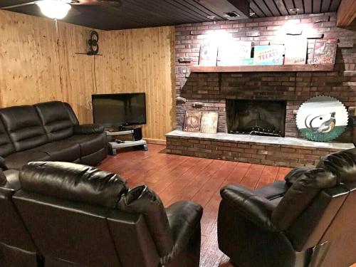 Charming Log Cabin Getaway with Private Hot Tub near Decatur, Illinois in Decatur (Illinois)