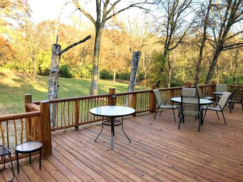 Charming Log Cabin Getaway with Private Hot Tub near Decatur, Illinois in Decatur (Illinois)