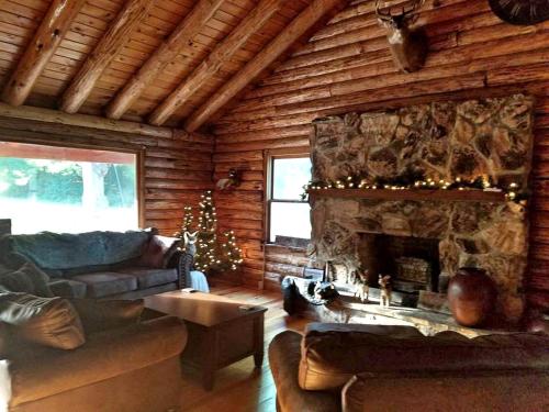 Charming Log Cabin Getaway with Private Hot Tub near Decatur, Illinois in Decatur (Illinois)