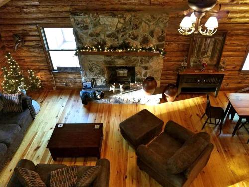 Charming Log Cabin Getaway with Private Hot Tub near Decatur, Illinois in Decatur (Illinois)