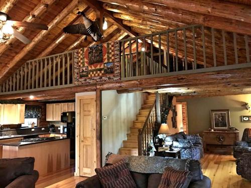 Charming Log Cabin Getaway with Private Hot Tub near Decatur, Illinois in Decatur (Illinois)