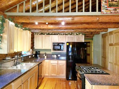 Charming Log Cabin Getaway with Private Hot Tub near Decatur, Illinois in Decatur (Illinois)