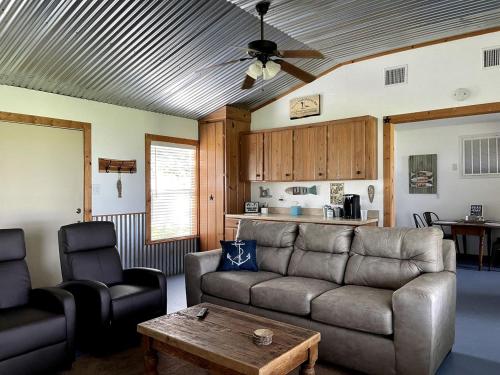 Idyllic Cabin with a Fire Pit Perfect for a Weekend Getaway from Houston in Oyster Creek (TX)