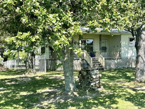 Idyllic Cabin with a Fire Pit Perfect for a Weekend Getaway from Houston in Oyster Creek (TX)