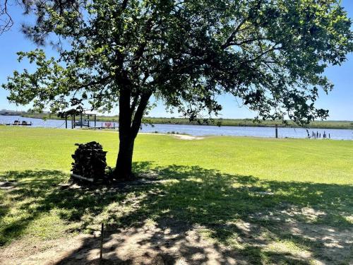 Idyllic Cabin with a Fire Pit Perfect for a Weekend Getaway from Houston in Oyster Creek (TX)