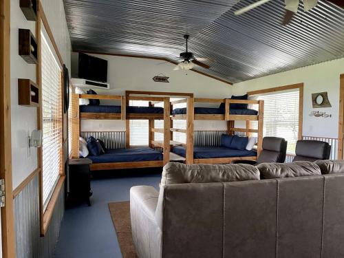 Idyllic Cabin with a Fire Pit Perfect for a Weekend Getaway from Houston in Oyster Creek (TX)