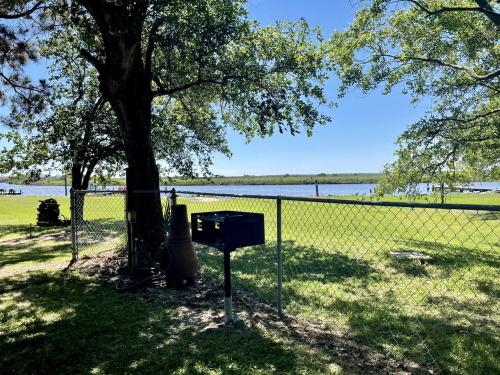 Idyllic Cabin with a Fire Pit Perfect for a Weekend Getaway from Houston in Oyster Creek (TX)
